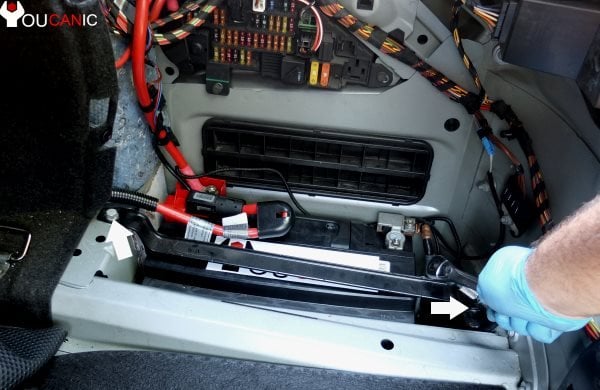 tighten top bracket to recommended torque secure bmw battery