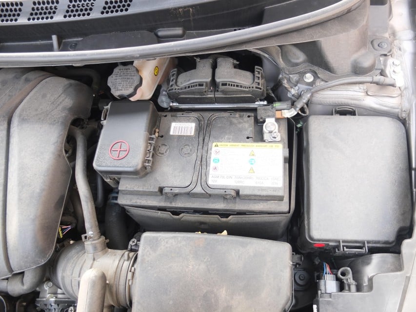low battery voltage, dead battery triggers hyundai airbag light