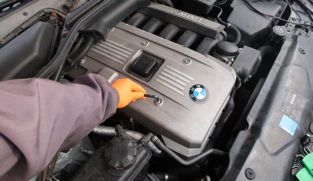 how to remove bmw engine cover