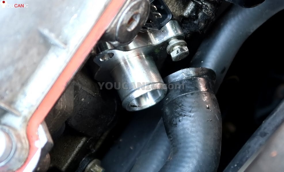 Connecting the coolant hose
