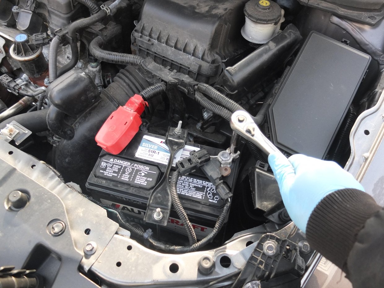 disconnect battery to replace honda clock spring