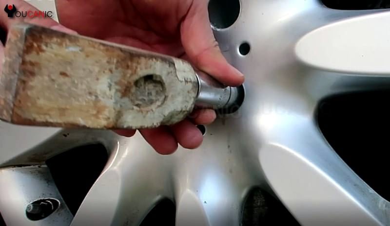 how to remove keyed lug nuts without key