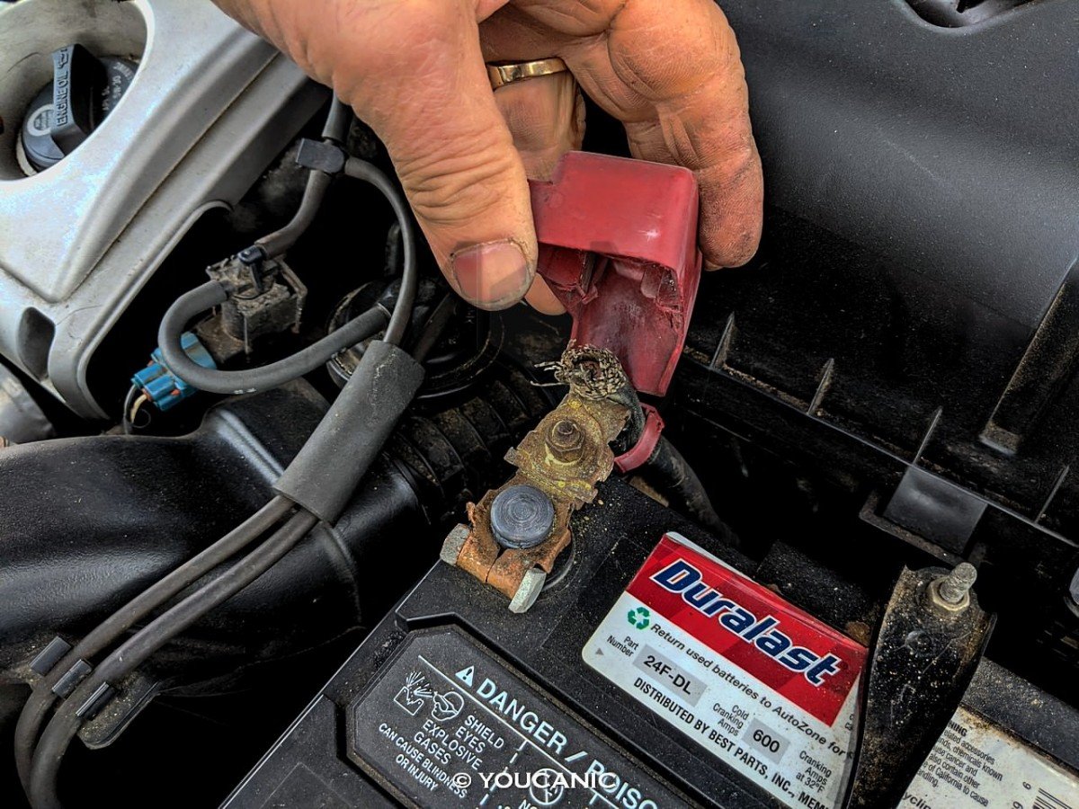 2004-Lexus-ES-330 removing battery covers