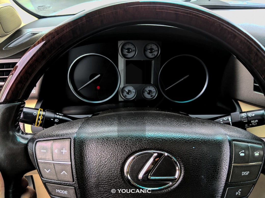 2011-Lexus-LX570 disp button