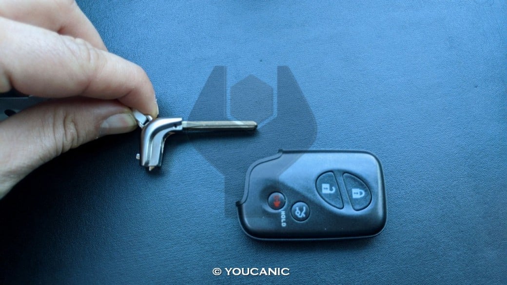 Lexus emergency manual key
