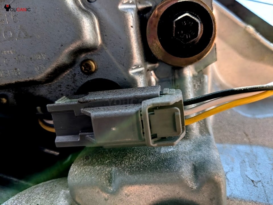 disconnect electrical connector volvo v40 rear wiper replacement
