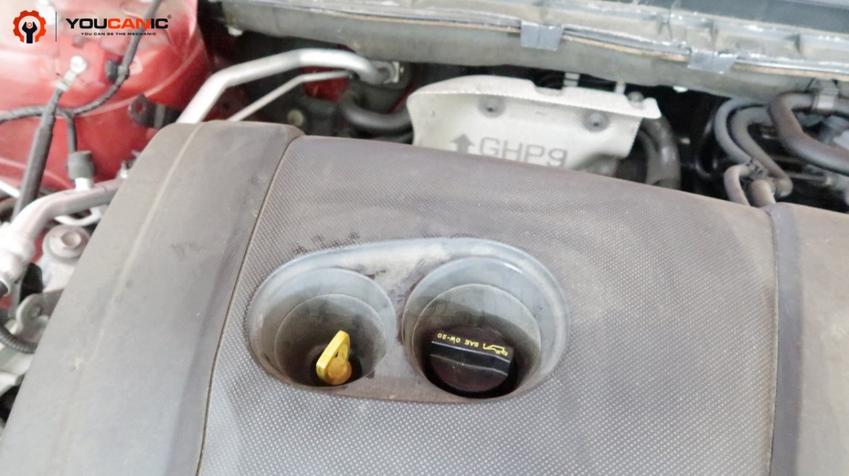 Oil cap on top of the engine