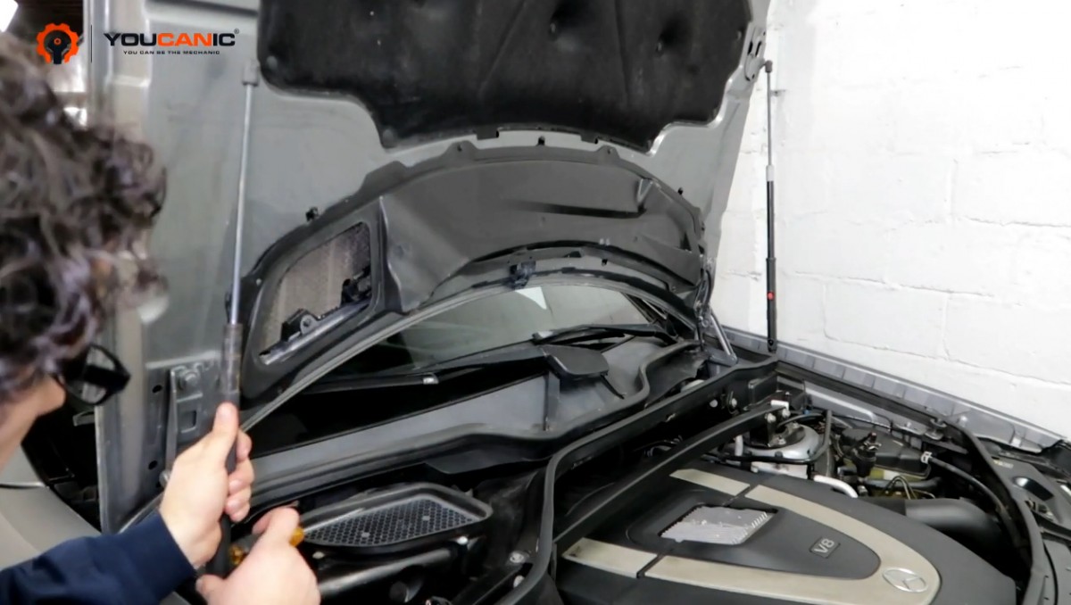 Installing the new hood strut of the Mercedes Benz SL-Class.