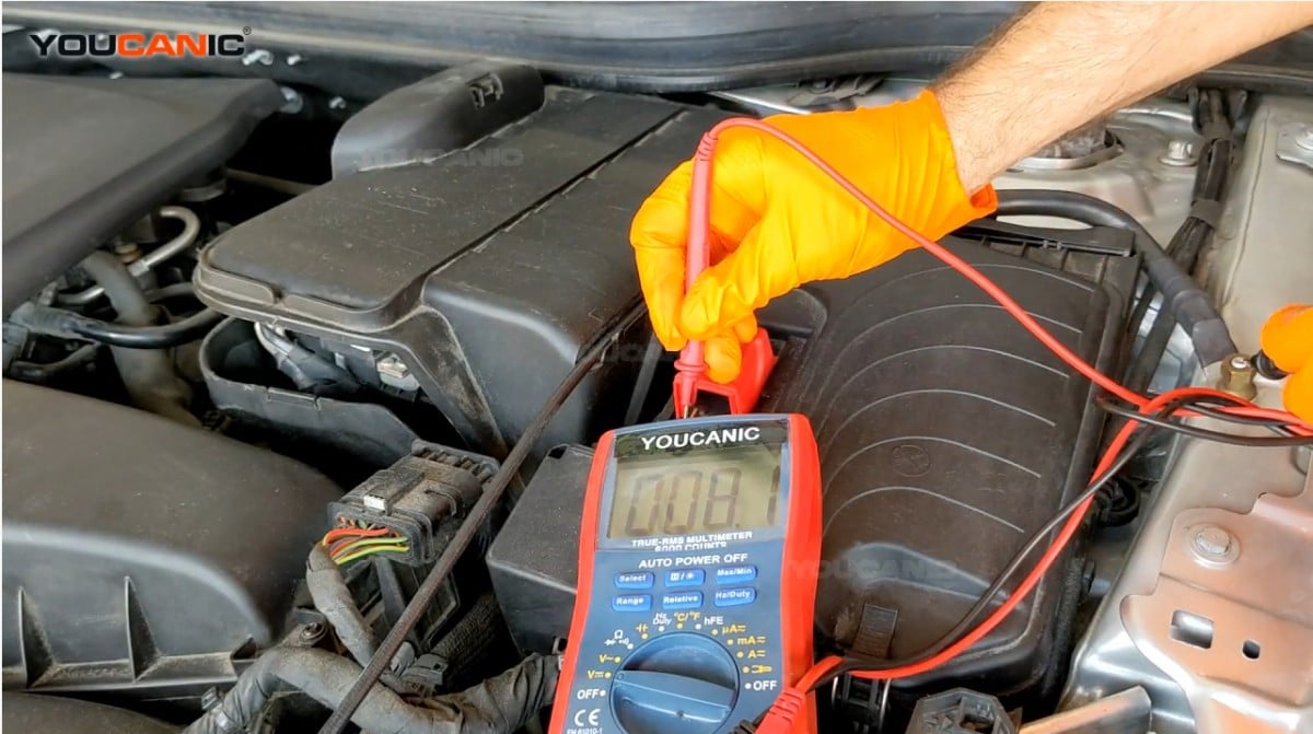 How to connect a multimeter to the battery of the Mercedes Benz GLA Class.
