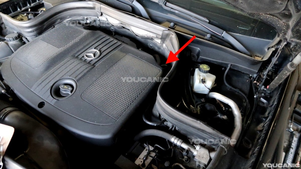Location of the dipstick of the engine oil of the Mercedes Benz GLK350.