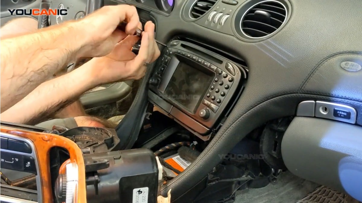 Putting back the radio of the Mercedes Benz S Class.