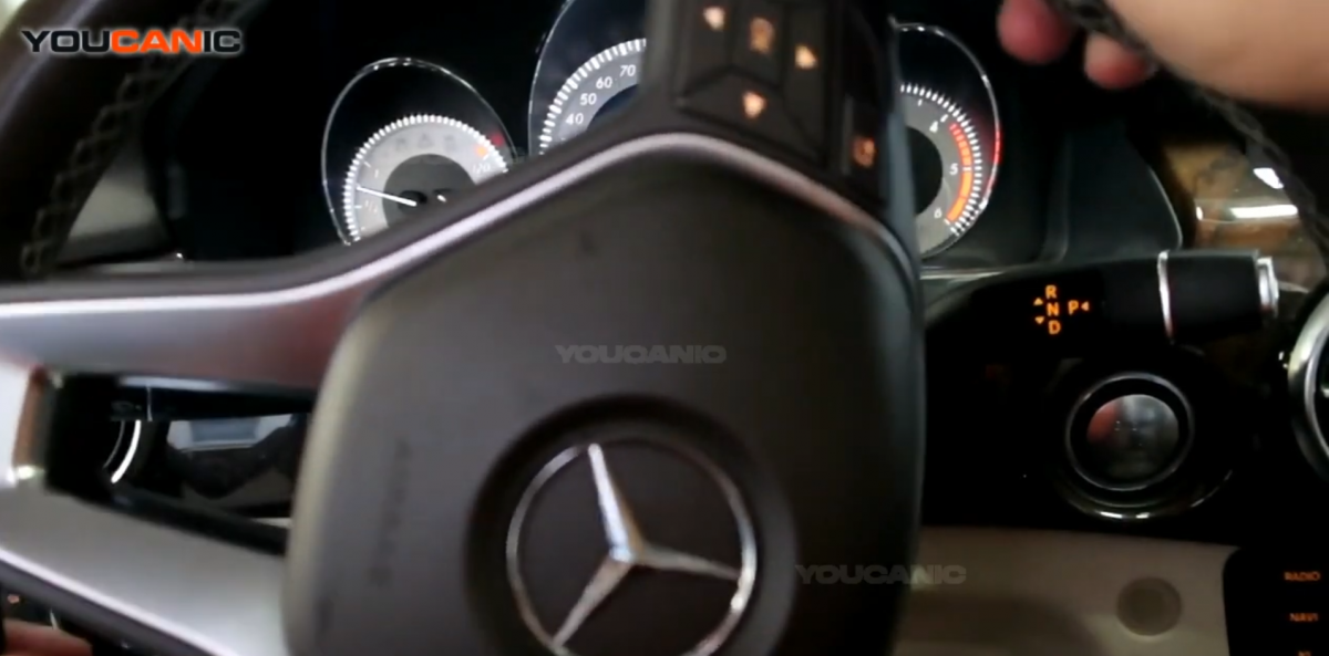 Steering the steering wheel to the right, Mercedes Benz GLK Class.