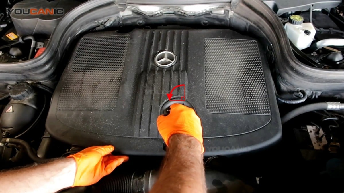 Locking the plastic clip on the cover of the engine.