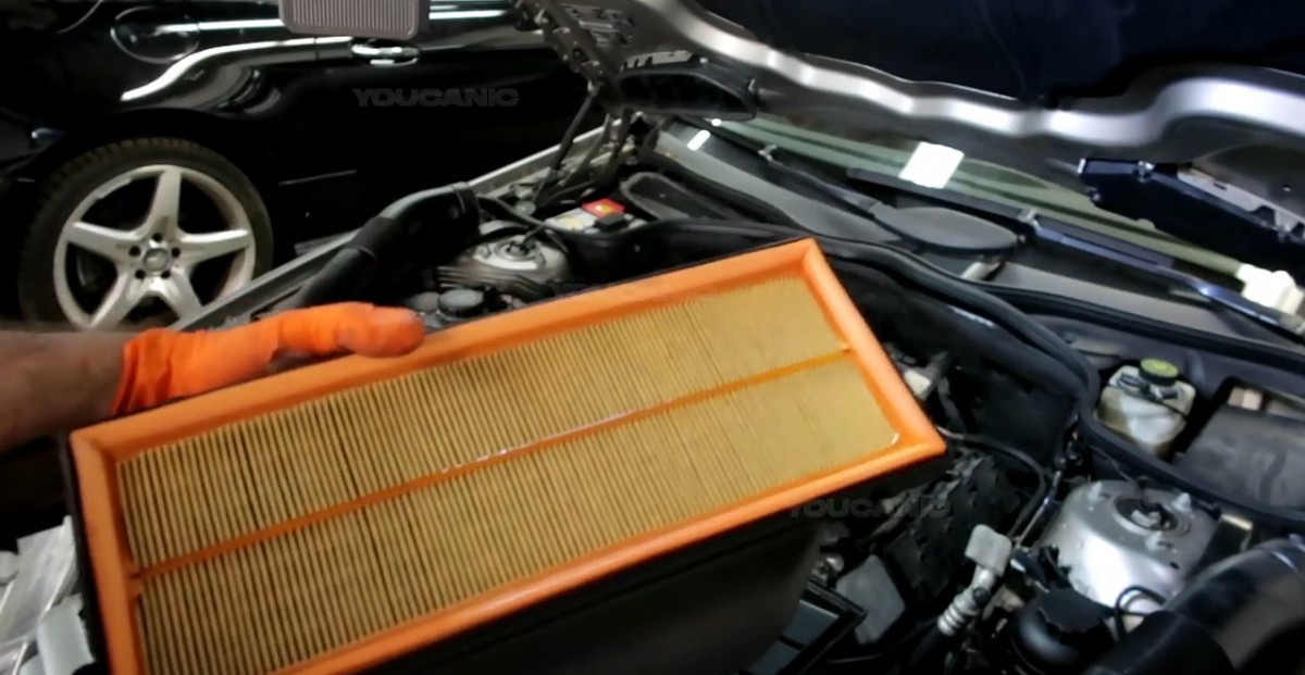 Installing the new air filter of the Mercedes Benz SL500.
