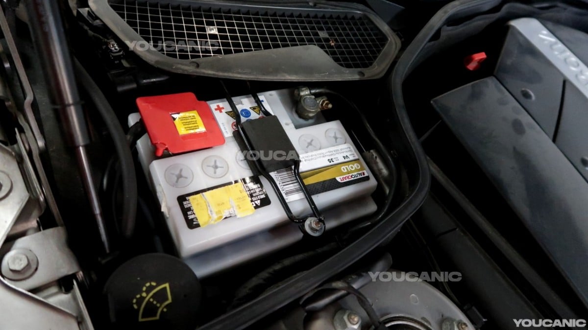 The second battery of the Mercedes-Benz SL Class R230.