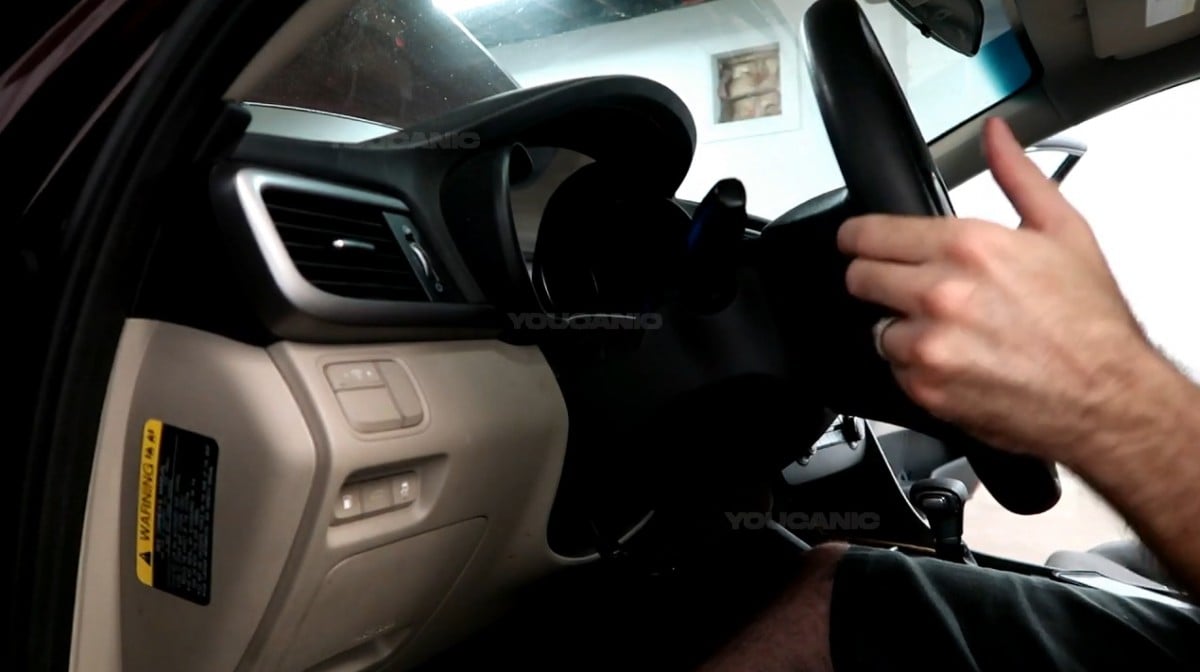 Adjusting the steering wheel of the 2016-2020 Kia Optima.