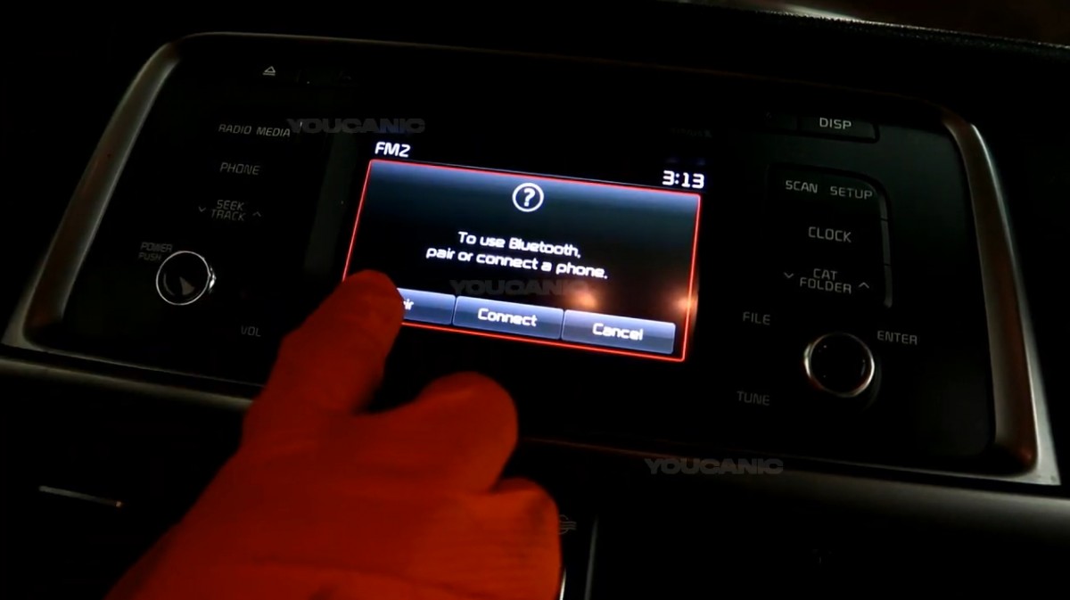 Connecting to the Bluetooth of the vehicle.