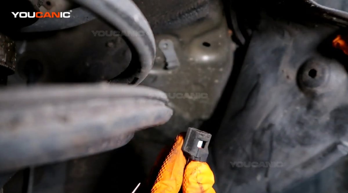 Disconnecting the connector of the wheel speed sensor.