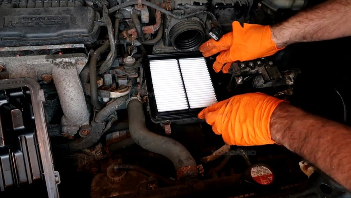 Installing the new air filter of the 2011 Honda Fit.