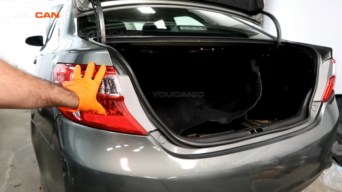 Opening the trunk of the Toyota Camry 2012.
