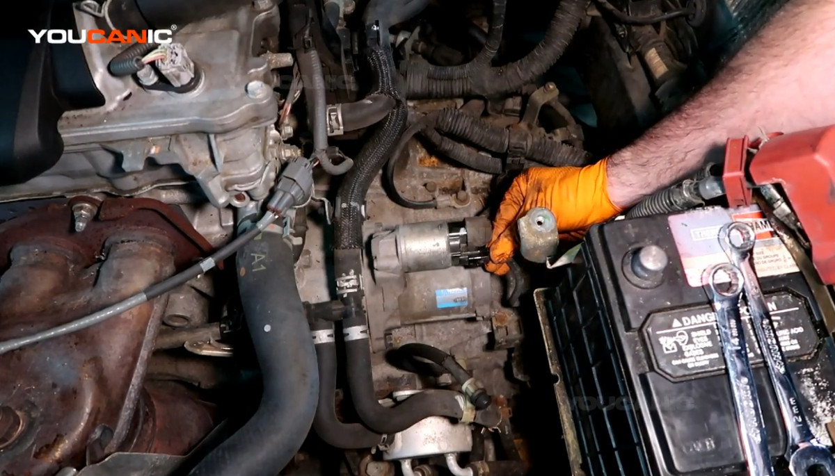 Reconnecting the electrical connector of the starter.