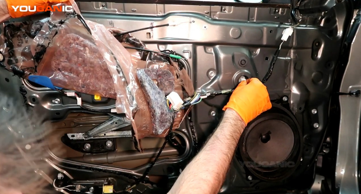 Reconnecting the electrical connector of the window regulator.