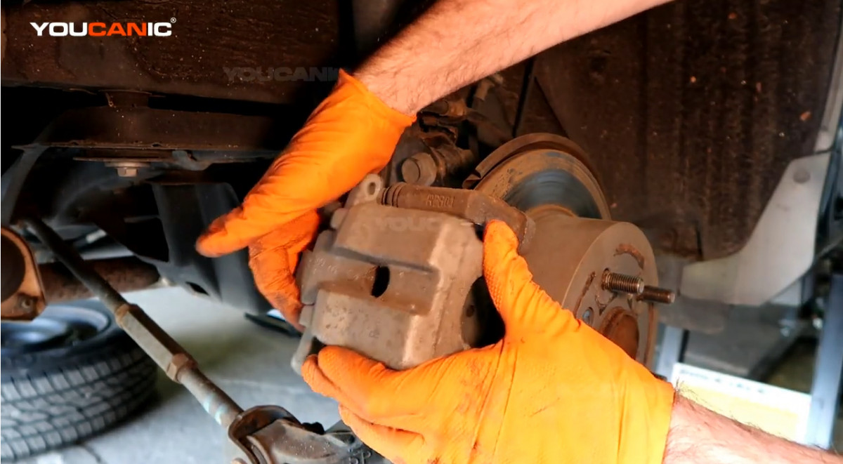 Removing the piston caliper from the carrier