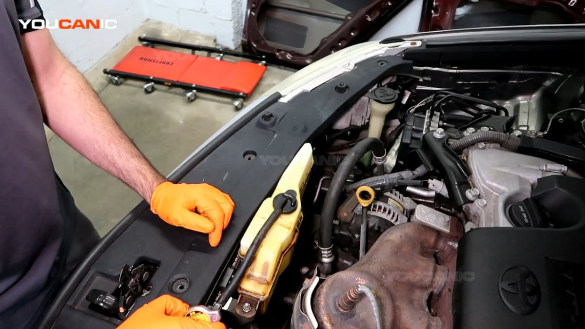 Removing the radiator cap of the Toyota Camry 2012.