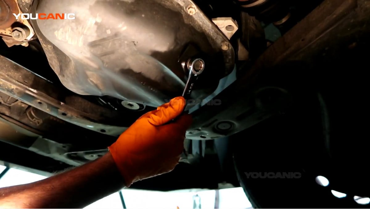 Reinstalling the oil drain plug of the Toyota Camry.