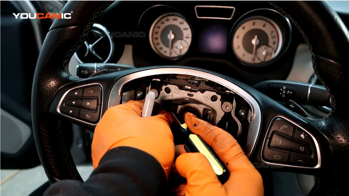 Disconnecting the electrical connector of the steering wheel.