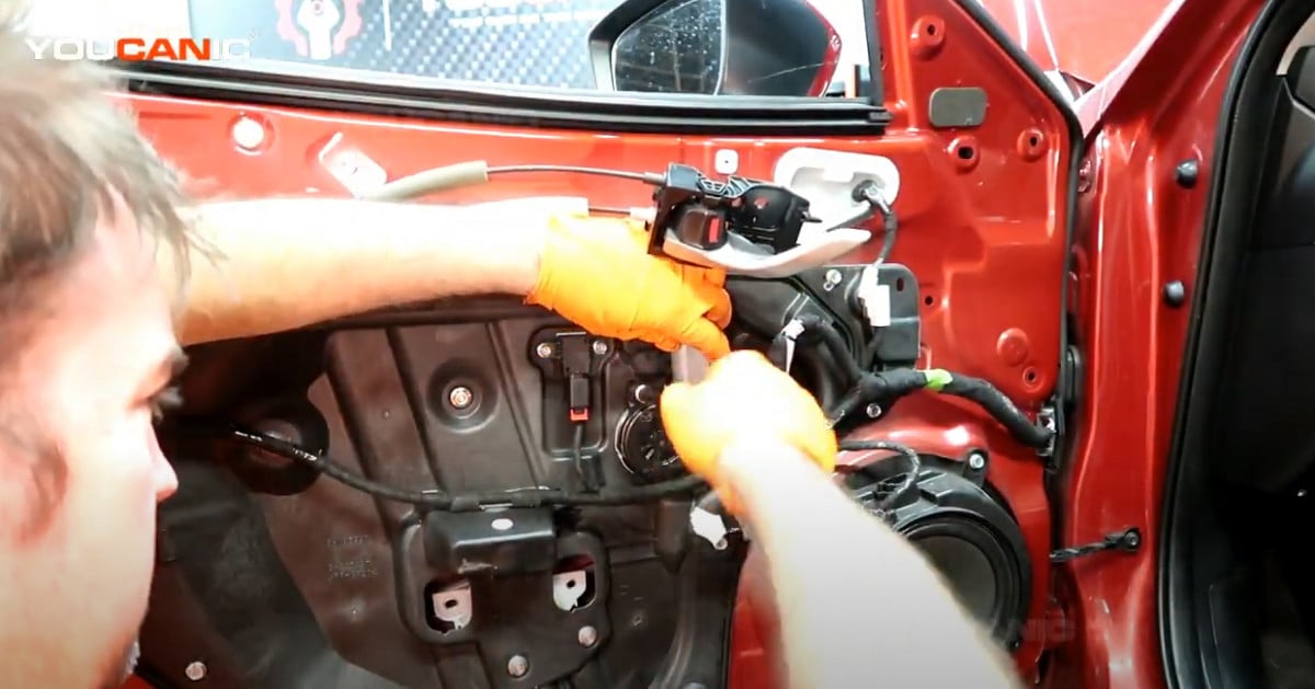 Installing the bolts of the window regulator motor.