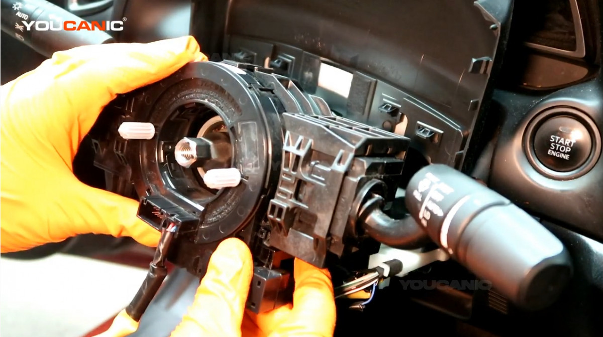Installing the clock spring of the Mazda 3.
