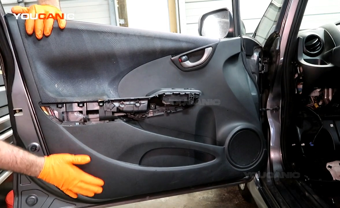 Reinstalling the door panel of the Honda Fit.