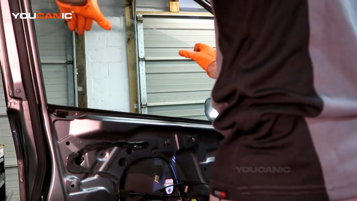 Reinstalling the window of the Honda Fit.