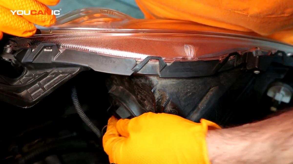 Reconnecting the electrical connector of the high beam and low beam light.