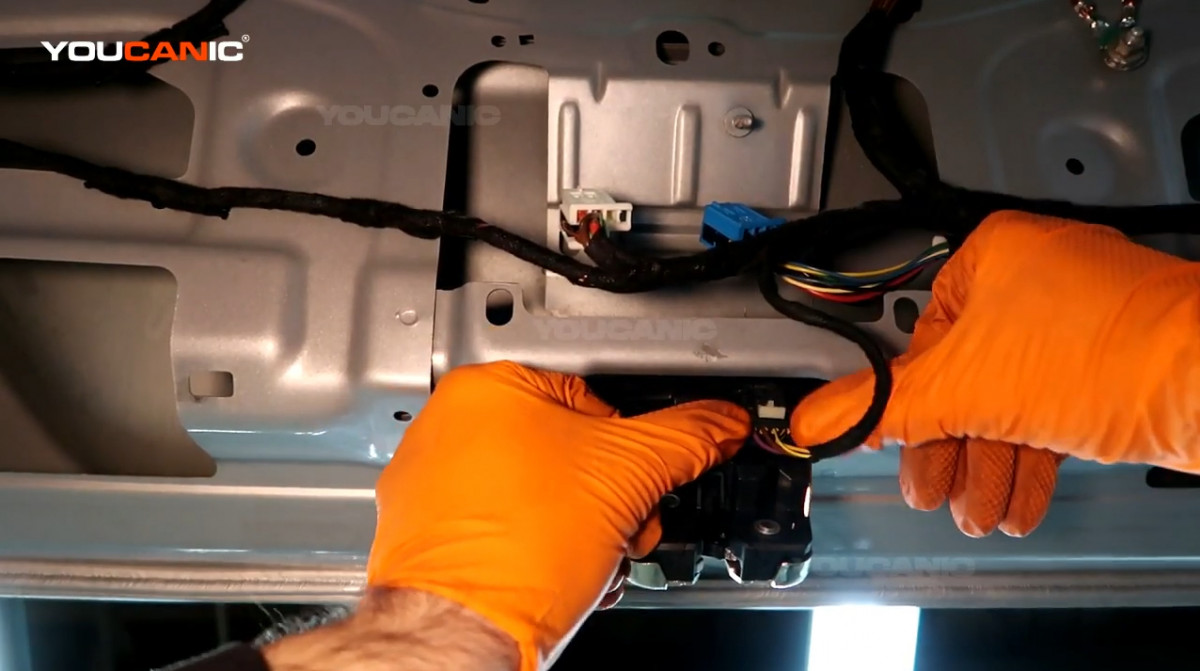 Reconnecting the electrical connector of the trunk door latch.