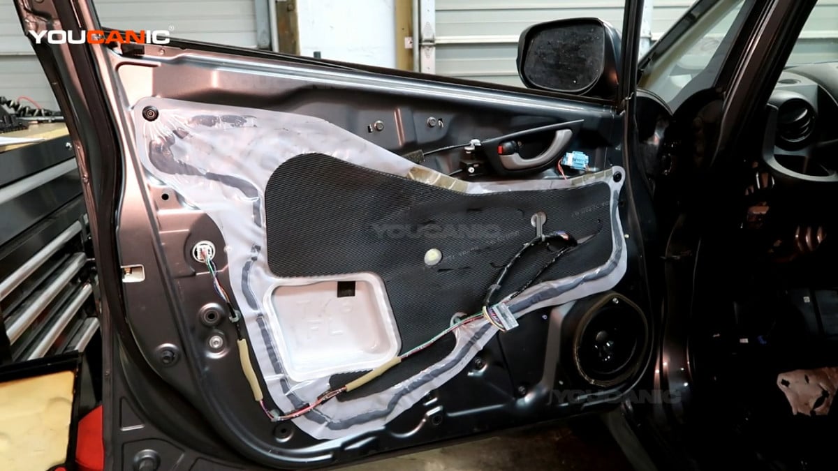 Removing the door panel of the Honda Fit.