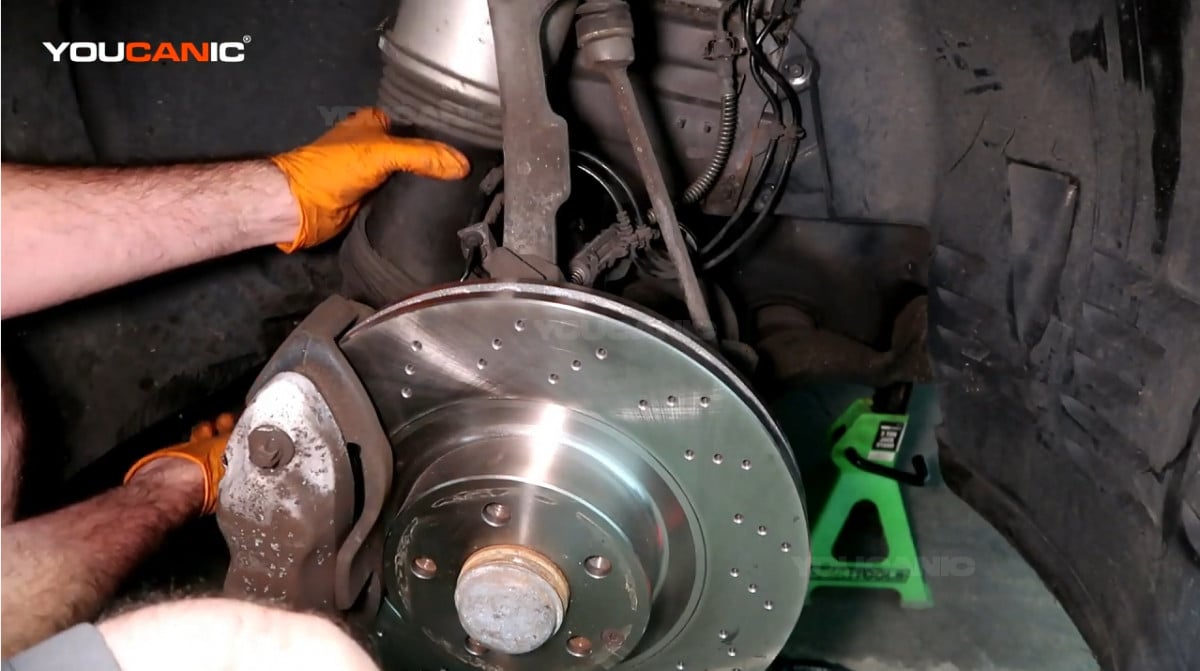 Removing the air suspension strut of the Mercedes-Benz W221.