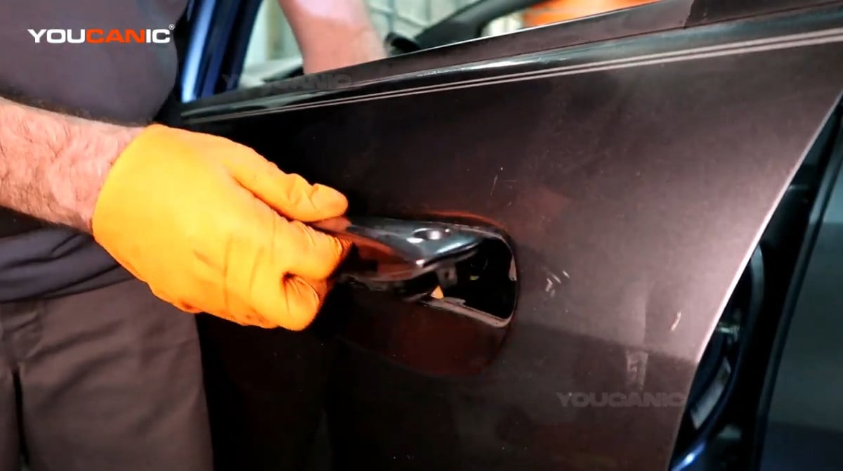 Removing the outside door handle of the Honda Fit.