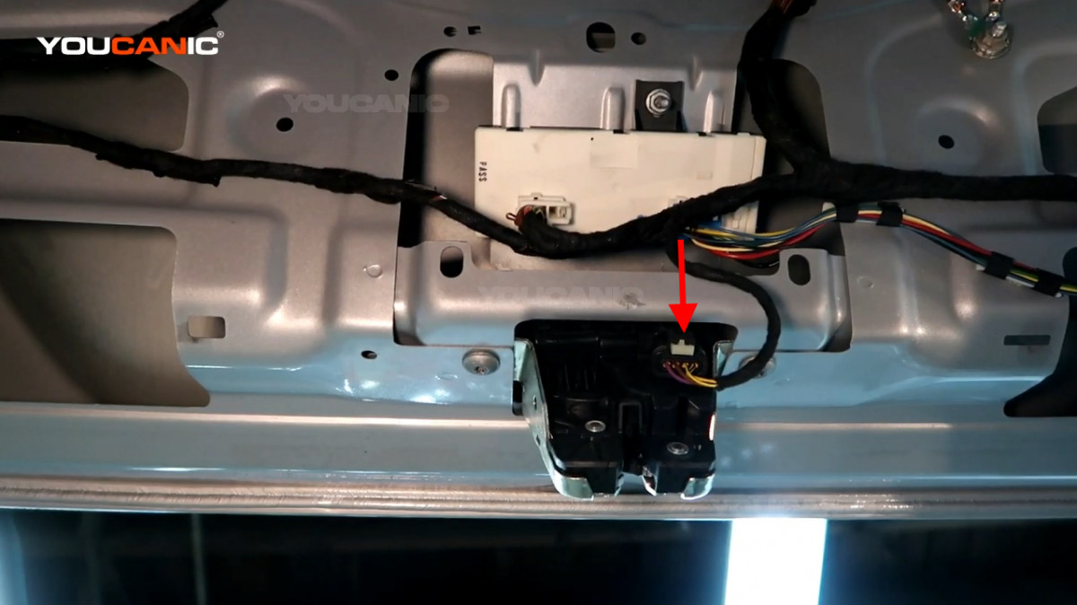 The electrical connector of the trunk door latch.