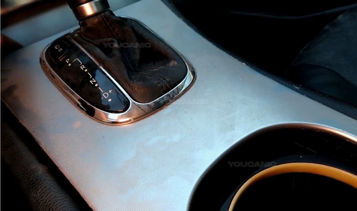 The gear shifter of the Mercedes-Benz C-Class W203.