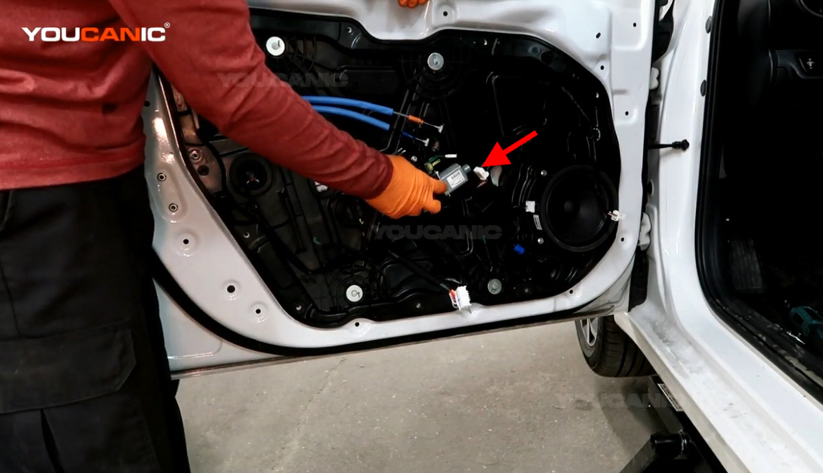Disconnecting the electrical connector of the window regulator motor.