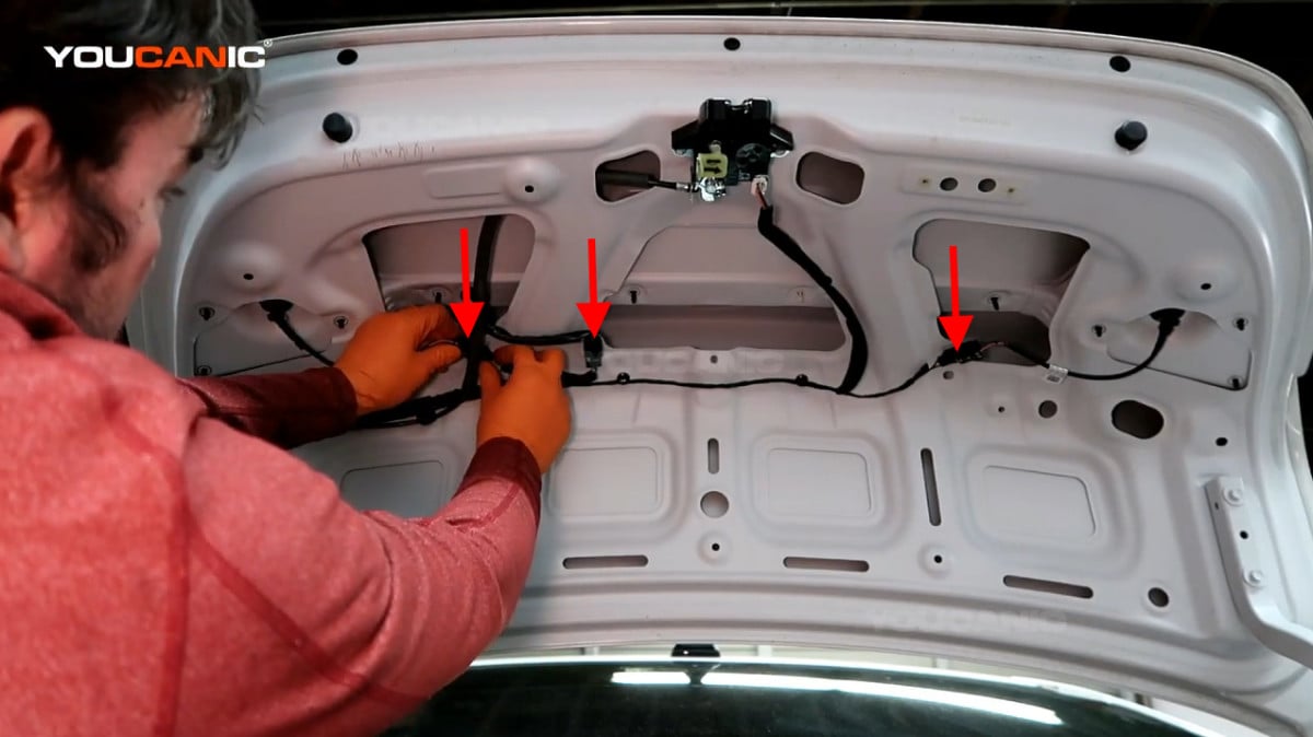 Disconnecting the electrical connectors of the inner tail light and center brake lamp.