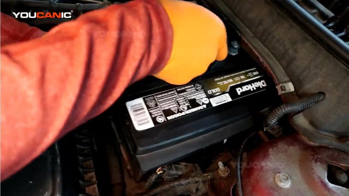 Installing the new battery of the Ford Fusion.