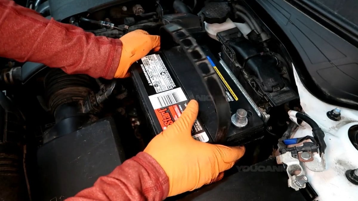 Installing the new battery of the Kia Forte.