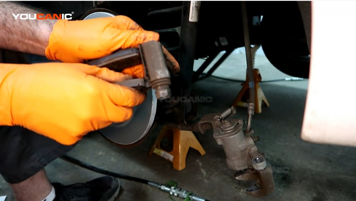 Installing the new brake pads of the Kia Forte.