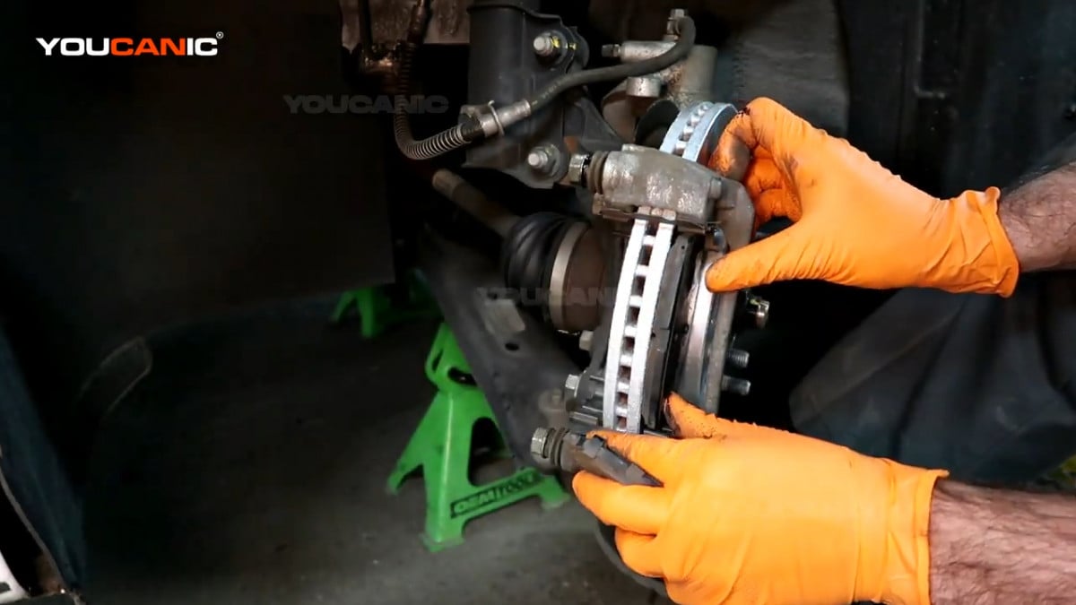 Installing the new brake pads of the Kia Forte.