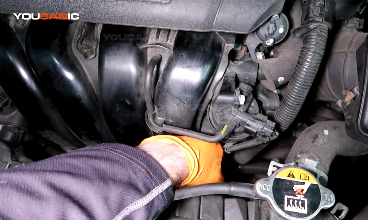 Installing the new manifold absolute pressure of the Kia Forte.