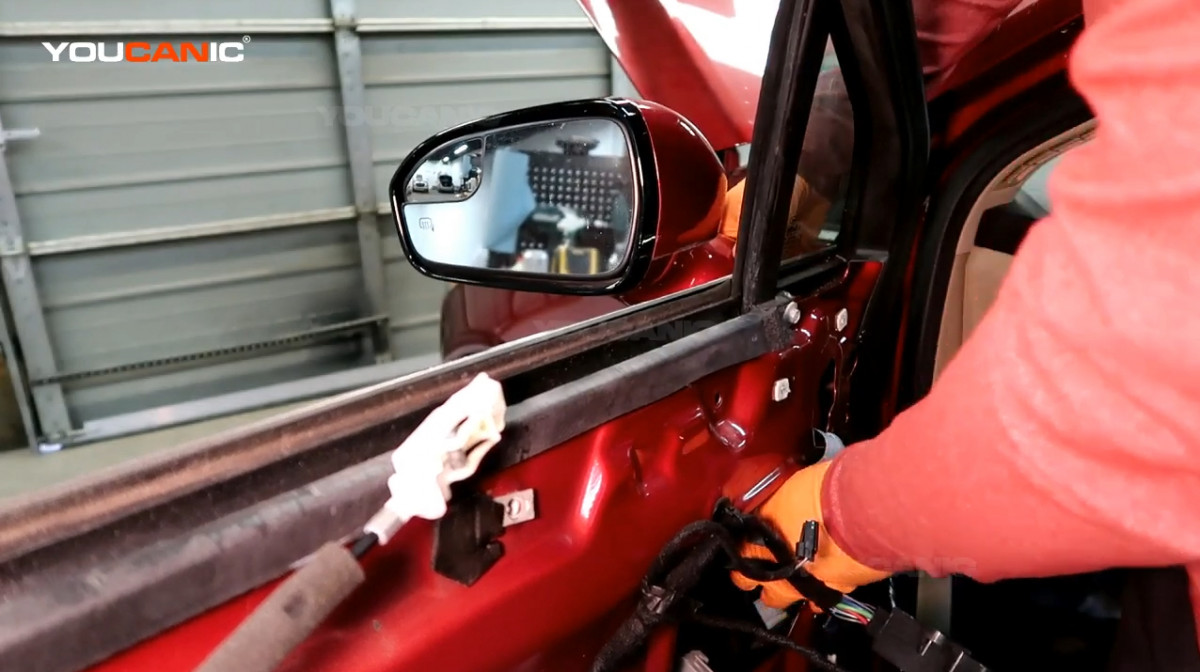 Installing the new side mirror of the Ford Fusion.