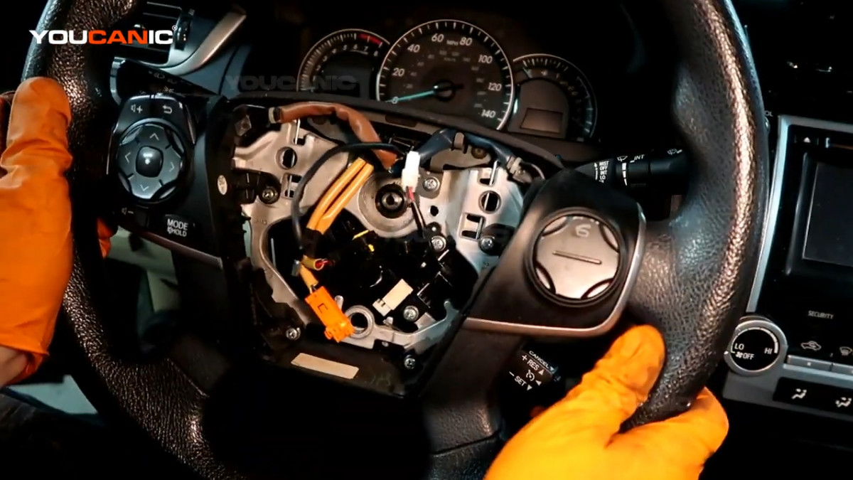 Installing the new steering wheel of the Toyota Camry XV50.